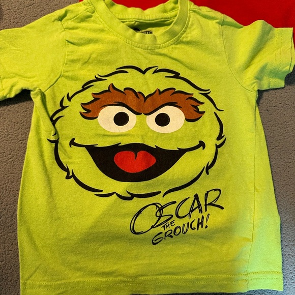 Size 2T Sesame Street Lot - Long sleeve Elmo full zip hoodie and two T-shirts - Picture 5 of 9